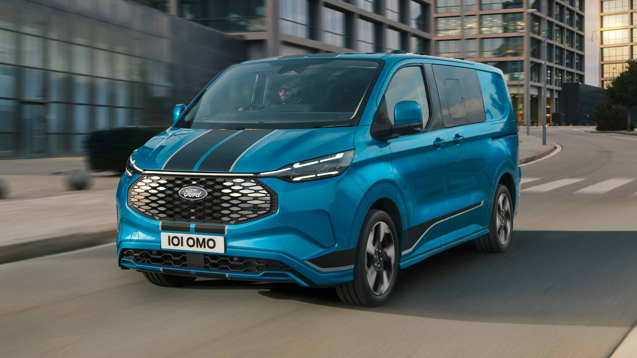 ford-Transit_Sport-eu-ford-Ext_Fr_3_4_Dynamic_V710-16×9-2160×1215.jpg.renditions.original.png